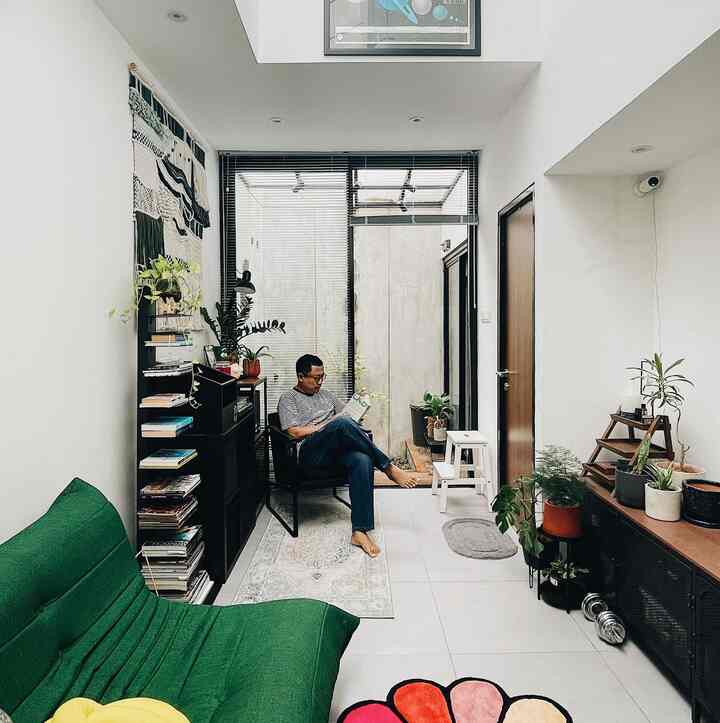 Mengaplikasikan ilmu baru dari O!Class. Mengatur komposisi, objek, pencahayaan sampai subjek/orang didalam ruangan tanpa mendistract point of interest dari ruangan tersebut. #OClassPhotography #AestheticRoom #home #homedecor #decoration #decorideas #decorinspiration #decorinspo #livingroom #livingroomdecor #livingroominspiration #livingroominspo