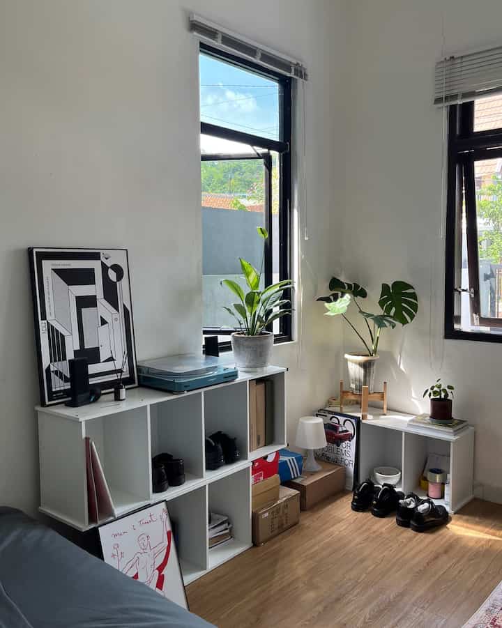 Day VS Night look which you prefer?

Menurutku penginstallan ambience lamp sangat mempengaruhi perubahan mood dari tiap sudut👀

#aestheticcorner #dayvsnightlook #nightvibe #lamp #ambiencelamp #midcentury #rack #cabinet #cabinetinstallation