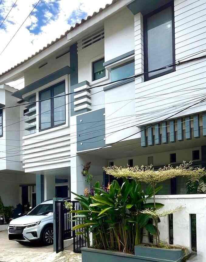 Fasad 🏡

Style fasad rumah ini lebih ke scandinavian. Penggunaan warna netral seperti abu, hitam terutama putih sering terlihat dalam style scandinavian dan menekankan pada pencahayaan alami  dengan jendela-jendela besar dan ruang terbuka.

#FacadeStyle
#FacadeIdeas
#FacadeInspirations
#depok 
#scandinavian
#kontemporer
