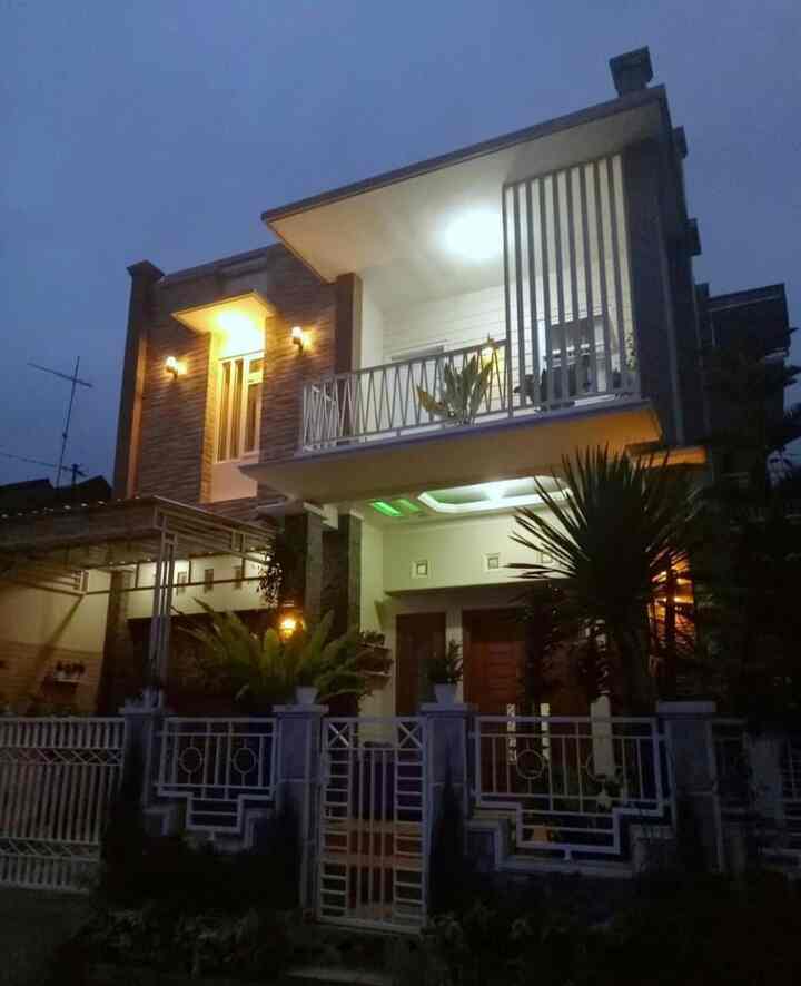 Inilah fasad di rumah kami, Fasad dgn konsep minimalis.Untuk pintu utama dan pintu garasi kami menggunakan kayu bengkirai dr kalimantan yg di klaim awet.Kebetulan, kami pecinta bunga, jadi teras penuh dengan bunga.Kami memilih bunga2 yang minim perawatan.
#FacadeStyle
#FacadeIdeas
#FacadeInspiration
#Facademinimalist
#Facademodern