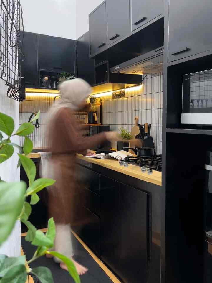 ➖ My Dream Kitchen 

Sebelumnya, dapur dirumah ini hanya meja cor bawaan developer yang di request ditempel granit warna hitam di dinding dan top tablenya. Konsep pertamanya juga open shelves kitchen. 

Tapi karena terlihat penuh dan berantakan, akhirnya kita pasang kabinet (kitchen set) yang full sampai ujung area dapur, yang fungsinya sebagai storage juga, karena memang rumah ini nggak ada gudang. 

Kami memutuskan dengan memasang kabinet full warna hitam seperti yang kami temukan inspirasinya di aplikasi P, juga backsplash yang baru kita ganti jadi warna dominan putih agar terlihat lebih terang dan bersih. 

Untuk barang-barang dekorasi dapur pun tetap dipilih yang lebih fungsional dan yang lebih sering dipakai, tidak terlalu banyak variasi juga tidak terlalu mementingkan estetika. 

Semoga menginspirasi 🤗

#MyDreamKitchen #KitchenIdeas #KitchenInspiration #Inspirasidapur #dapurmungil #dapurkecil #dapursempit #dekorasidapur #kitchenmakeover #kitcheninspo #kitchenrenovation #diykitchen #blackkitchen #inspirasidapurminimalis #homedecor #zarraawwrr #bandung
