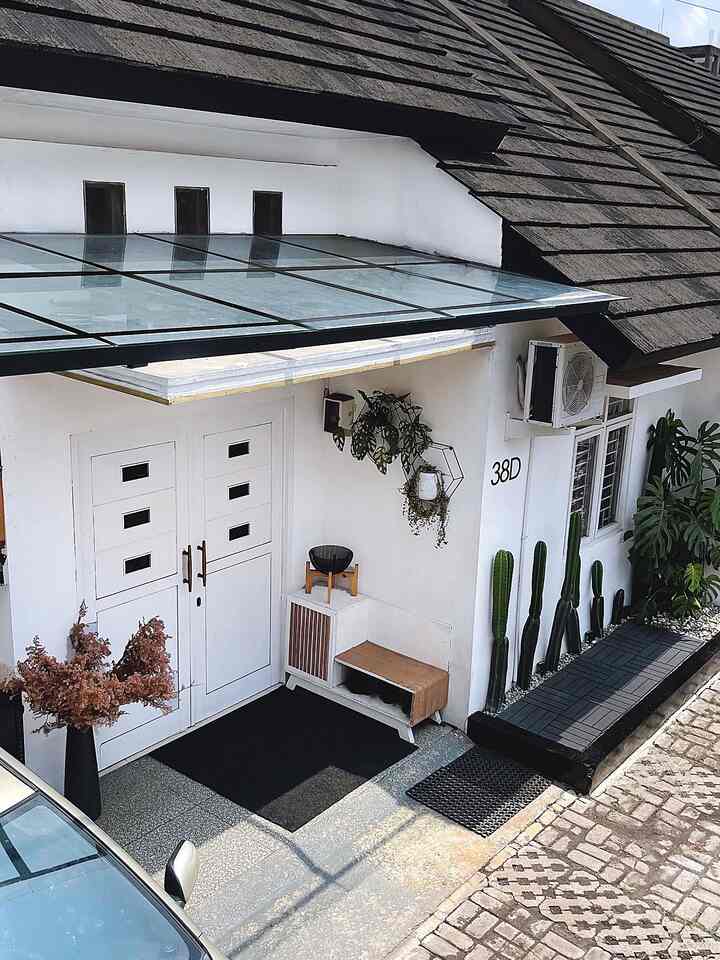 ➖ Fasad Developer 

Fasad Rumah cluster bawaan developer yang kembar 6, cuma beda warna cat aja 😂

Nggak ada tema khusus, cuma di cat nuansa putih dan hitam, karena dari awal pindah kesini tema rumahnya monochrome, dan belum kepikiran pengen ganti model atau warna cat untuk exterior rumah. 

Semoga ada rezekinya renov rumah di tahun ini. Pengen rumah yang punya banyak kaca dan sirkulasi biar lebih terang. Aaammiiinn.. 😇🖤

#FacadeStyle #FacadeIdeas #FacadeInspiration #Fasadrumah #rumahdeveloper #rumahmungil #rumahkecil #rumahminimalis 