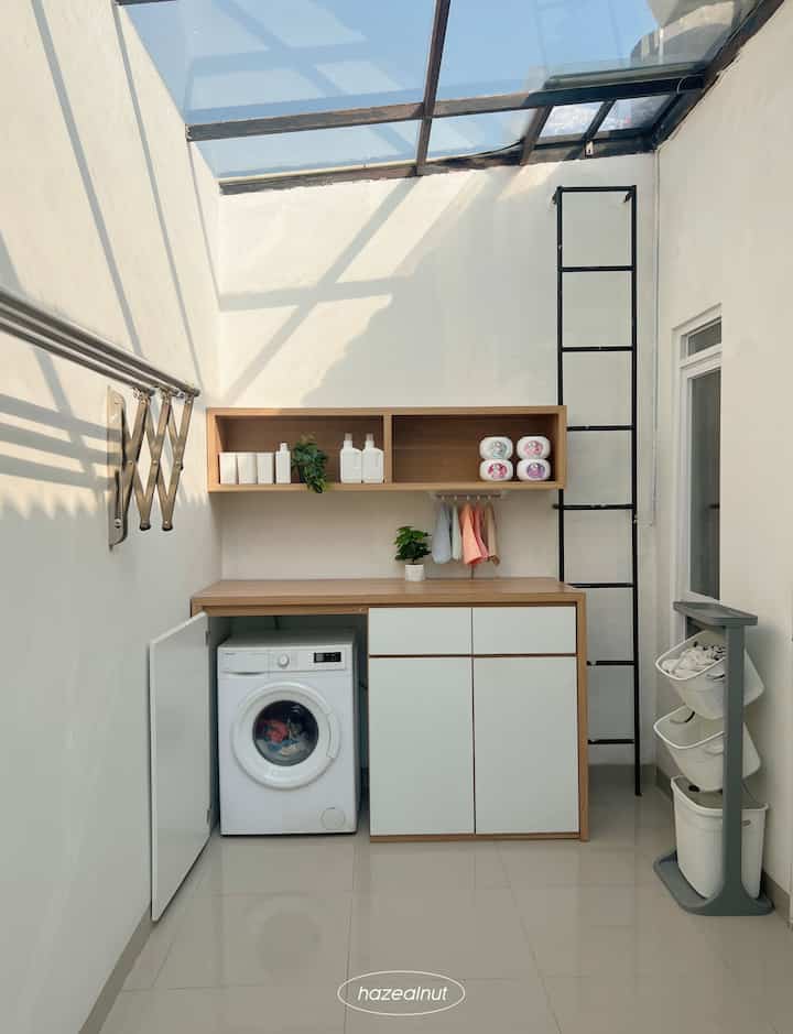 Laundry room simple dan tetap rapi~ #laundryroom #laundry #ruangcuci #jemuran #genzhaus #hazealnut #laundrybag #ruangjemur #mesincuci