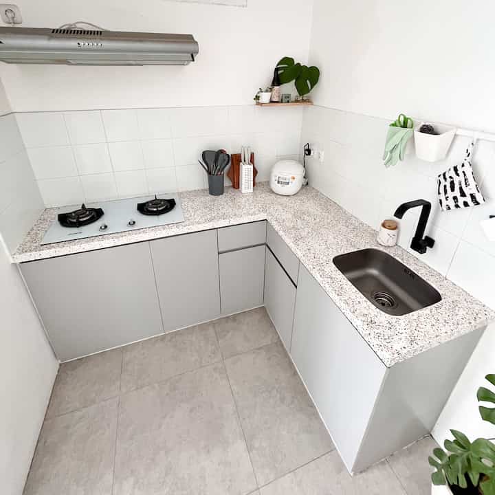 My kitchen style 🩷🩷

Dari awal bangun rumah ini. Pengen banget punya dapur impian. Ga perlu terlalu luas tapi cukup untuk membuat aku nyaman disini. Dengan pemilihan warna kabinet dan top table yang sesuai keinginan aku. Ga terlalu menyolok tapi tetep berwarna. Akhirnya aku memilih kabinet dengan HPL TACO. Dan top table bahan solid surface. 
Dengan nuansa dominan warna abu.
Konsep aku, ga pengen terlalu banyak barang di dapur ini. Biar minim debu 🩷

#kitchenstyling #kitchenideas #mydreamkitchen #kitcheninspirations #mydreamhome #decoration #homedecor #rumahsederhana
