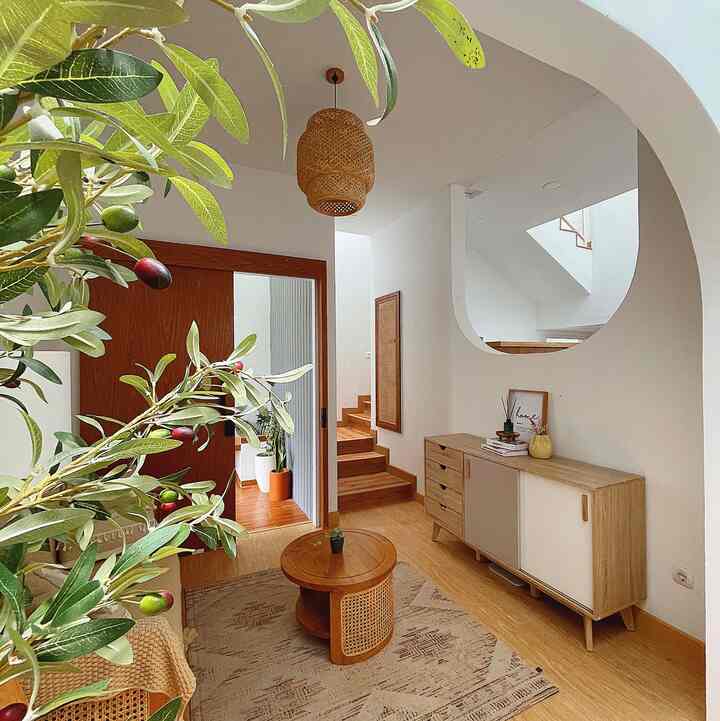 Ruang ini msh menjadi ruang paling aesthetic dirumah ini. Yah living room mungil yg menjadi ruang pertama ditemui ketika pintu rumah dibuka.
Ukuran ruang tamu ini sekita 3mx2,8m cukup utk menaruh sofa 2 seats, round table dan credenza sehingga tidak terlalu penuh sesak;
Utk dekorasinya lebih banyak menggunakan motif kekayuan supaya vibesnya hangat.
#LiveSlowlyGoestoBandung #AestheticRoom
#LivingRoom #ScandinavianStyle
#ScandiBohoHome