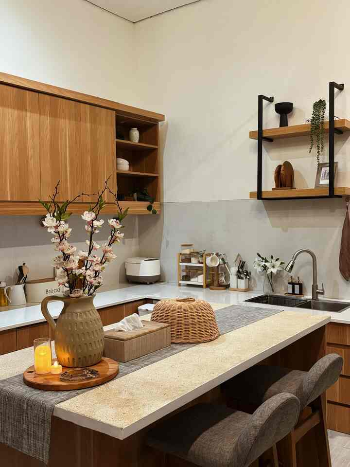 Dapur impian ku adalah dapur yang digunakan untuk berkumpul keluarga selain untuk fungsi utama nya yaitu memasak, untuk itu di buatlah island table di tengah dapur untuk mendukung kegiatan tersebut. Inspirasi dapur di dapat dari Dapur japandi di pinterest, Dan budget untuk dapur ini bisa dibilang tidak mahal, karena dengan material dan peralatan yang terjangkau dirasa sudah cukup untuk dapur ini (top table granit, tanpa kabinet kulkas/tanpa oven built in/tanpa dishwasher built in) #MyDreamKitchen #KitchenIdeas #KitchenInspiration #dapur #desaindapur