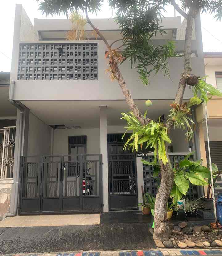 Fasad minimalis nasr.living memiliki tema kontemporer dengan perpaduan warna abu tua, abu muda serta warna putih. Penggunaan roster pada fasad melengkapi tampilan fasad dari nasr.living
#FasadeStyle
#FasadeIdeas
#FasadeInspirations
#nasrliving