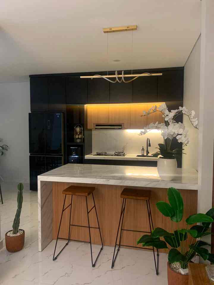 Kitchen merupakan hal utama dalam rumah, selain digunakan untuk memasak sehari-hari tapi karena nasrliving spacenya terbatas dan memiliki layout open space dengan area lainnya, maka my dream kitchen didesain menjadi area yg eye catching dengan warnanya yg dark dan dipadukan dengan lighting ygpas menjadikan kichen ini sangat nyaman bagi penghuni rumah
#MyDreamKitchen
#KitchenIdeas
#KitchenInspiration
#nasrliving