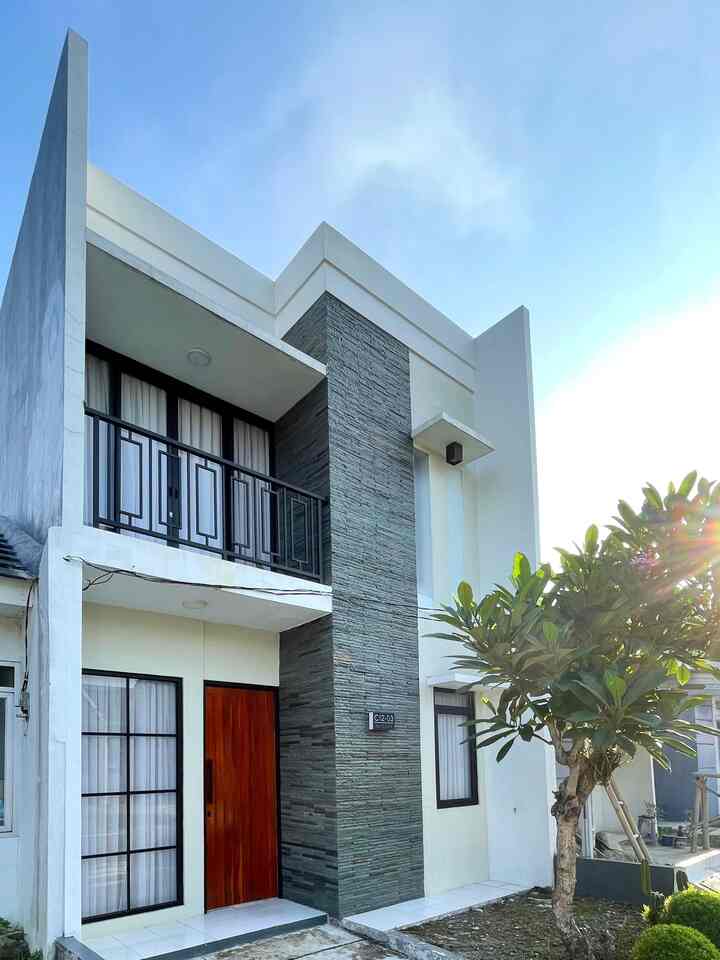 Fasad rumah bergaya minimalis menjadi pilihan kami. Pemakaian batu alam disalah satu sisi dinding fasad rumah bertujuan untuk mempertegas konsep minimalis dengan menambahkan rangka pintu dan jendela berwarna hitam. 

#facadestyle
#facadideas
#facadeinspiration 