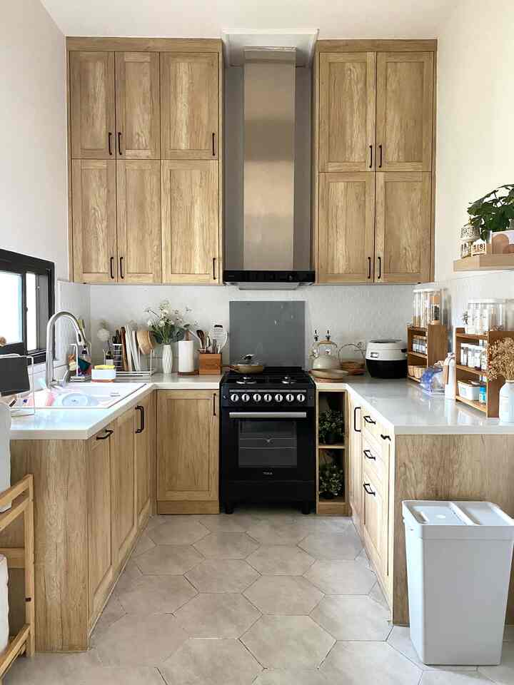 • My Dream Kitchen 
Pada saat renovasi rumah, yg pertama pengen aku wujudkan sesuai keinginanku adalah area kitchen, sangking excited nya sampe bingung mau desain dapur yg seperti apa dan memang sempet ganti desain 2x sampe akhirnya yg ke 3 aku pilih desain kitchen set Leter U yg sekarang ini ter inspirasi dr pinterest tentunya..
Kitchen aku ini hanya ber ukuran 2x2,5m dan aku request kitchen set full sampe ceiling karna aku mau memanfaatkan laci laci yg bisa aku gunakan untuk menaruh barang barang yg sangat jarang terpakai dikarenakan dirumah kami memang belom ada gudang .. dan yg paling aku sangat suka dr desain dapur aku ini adalah warna HPL nya yg sangat mirip dengan serat kayu aku pakai HPL TACO TH 1222 FC Dakota Oak Slate yaa.. 
aku juga menambahkan peralatan dapur yg berwarna senada contoh nya seperti rak bumbu kayu atau peralatan lain nya yg selalu bernuansa putih dan wood aku juga menaruh beberapa tamanan artificial biar makin cantik.. 
semoga menginspirasi 😚

#MyDreamKitchen #KitchenIdeas #KitchenInspiration #ScandinavianKitchen #DapurMungil #HomeSweetHome #RumahDeveloper #RumahCluster 