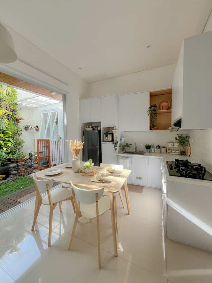 Dapur dan Ruang makan yang bisa memanjakan semua panca indra? 

Dapur ini adalah ruangan paling estetik dirumah d_houseds. Salah satunya karena ini adalah dapur impianku yang didominasi warna putih dan kayu. Makan bersama keluarga di meja makan ini, terasa sangat nyaman karena sambil makan kita bisa melihat pemandangan vertical jungle yang hijau dan udara yang segar. Dengan diiringi suara gemercik air dari kolam dan hiburan dari ikan-ikan yang berenang. Jadi, dengan makan diruang makan d_houseds ini, tidak hanya lidah dan perut yang terpuaskan, tapi mata, telinga, dan kulit ikut termanjakan.😍

#LiveSlowlyGoestoBandung