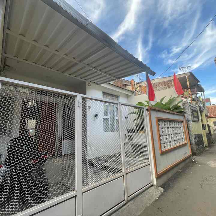 Fasad RumahDalamGang 

Fasad Minimalist ini, menjadi icon dirumah kami. Ya karna tanaman calathea yang bikin menarik setiap org yang lewat.

Dengan ukuran 6 meter ini, kita buat area pagar yang dilipat dan sebagian kita gunakan roster. 

Tidak banyak furniture yang kita pakai, hanya lampu, rak sepatu dan bel.

Semoga bisa menginspirasi🥰

#FacadeStyle
 #Facadeldeas
 #Facadelnspirations
#rumahdalamgangskm