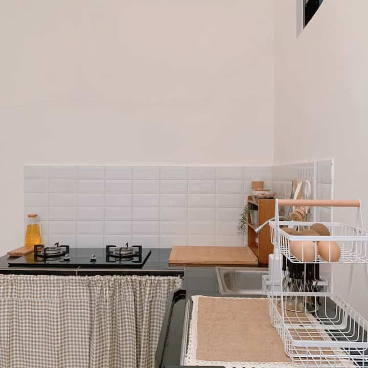 Holla tetangga ohouse !
Dapur impian biasanya jadi keinginan semua para istri di rumah ya, termasuk aku hihi.
Meskipun belum sesuai impian, aku tetap menata dapur di asrarumah tetap nyaman baik untuk sehari-hari maupun untuk kebutuhan konten. 
Sementara ini aku menatan dapur ini bermain di warna senada dan diusahakan selalu dibersihkan setelah pemakaian 👌


#MyDreamKitchen
#KitchenIdeas
#KitchenInspiration
#asrarumah
#dapurtanpakitchenset
#dapurminimalis