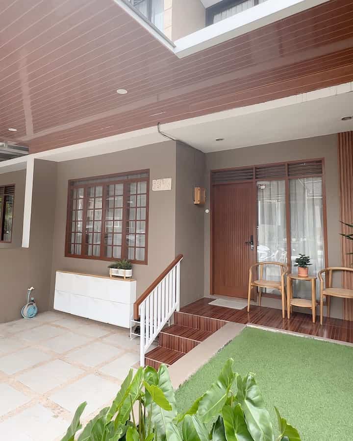 Fasad Rumahku ini 80% bawaan developer. Hanya dipercantik dengan atap pvc, kusen jendela diperbesar dan juga railing tangga..
.
Untuk tone aku samakan dengan fasad developer yakni didominasi dengan coklat tua ✨
.
.
#FacadeStyle
#FacadeIdeas
#FacadeInspirations
#fasadrumahjapandi 
#inspirasifasadrumah
