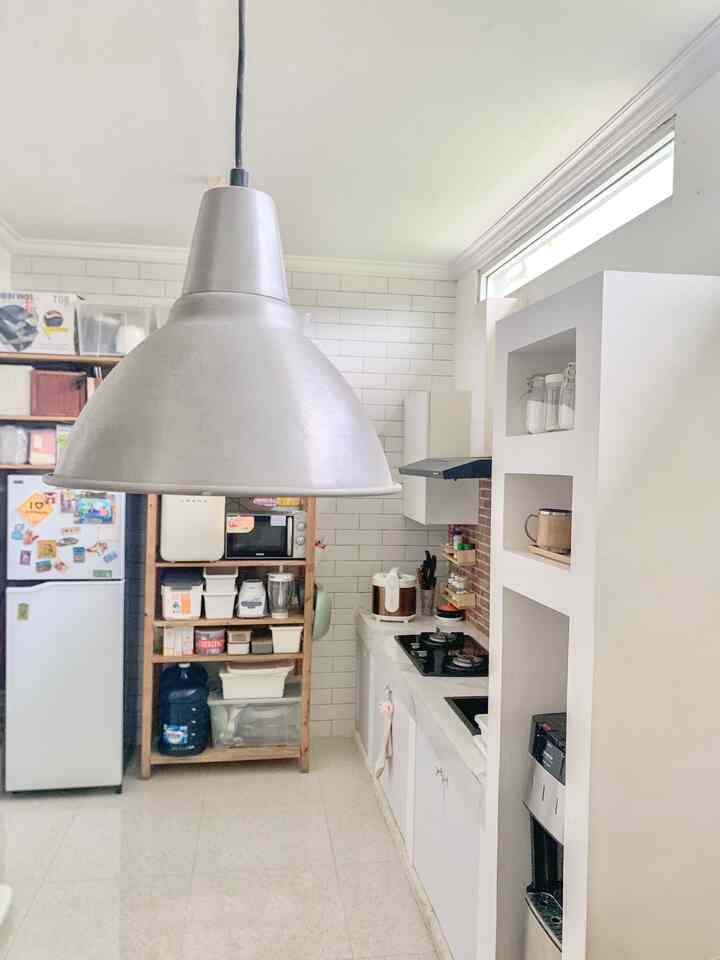 Tropical Kitchen vibes • Terinspirasi dari dapur villa villa di Bali dengan konsep tropis dan semi bohemian. 

Saya pernah memiliki dapur dengan kabinet costum namun dari bahan multiplex yang akhirnya habis dimakan rayap. Dari pengalaman tersebut akhirnya saya kembali ke dapur simple namun karena budget terbatas top table dapur saya buat dari semen dan keramik. Sebetulnya saya ingin top table yang biasa di pake di hotel2 dengan dipadukan kabinet dinding dibawahnya namun saat itu belum ada budget ya jadi saya buat semirip dan sesimple mungkin namun tetap memprioritaskan pemilihan material dan durabilty nya. Saya memakai kabinet ivar dari ikea sebagai storage juga karena kokoh sekali dan tahan rayap. Semoga dapur ini bisa menginspirasi teman teman ya..

#MyDreamKitchen 
#KitchenIdeas
#KitchenInspiration
#tropicalkitchen
#minimalistkitchen 