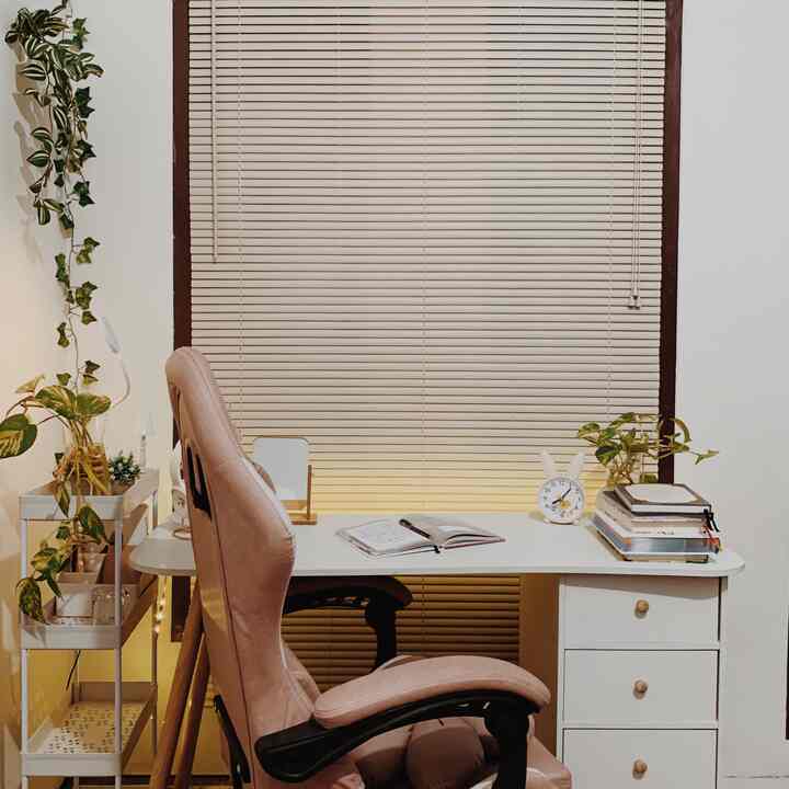 Sudut terpaling favorite yaa ruang kerja ku ini, dihiasi dengan tanaman hijauku ini, tanaman hidup pakai Vas dari Ikea 🫶🏼
Btw lagi lagi aku sempat dokumentasikan malam hari, karena seminggu ini hectic sekali kegiatan diluar hehe.

#MyDeskSetup #DeskSetupIdeas #DeskSetupInspirations #minimalist #scandinavian #kos #cilegon