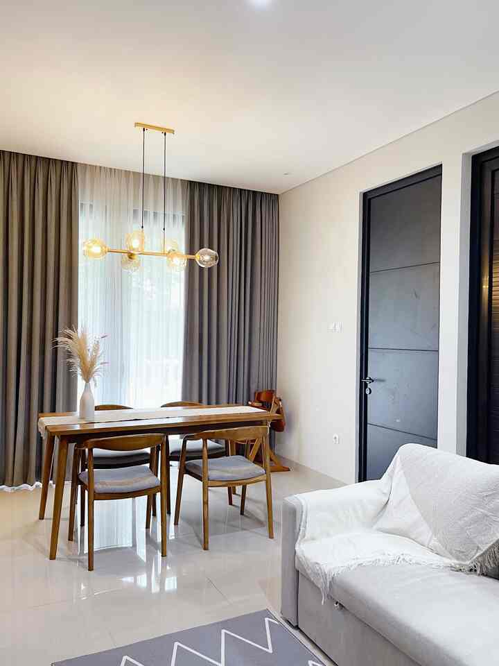 Dining Room versi di rumah 43 🤎🪴

Selain living room, dining room ini juga salah satu spot favorit yg menurutku estetik juga.
Suka bgt sama penggunaan meja makan kayu jati warna natural yg menyatu dgn desain di rumah ini. 

Penambahan lampu gantung juga bagiku hal yg bikin dining room ini makin eye-catching 🤩 Selain fungsinya sbg penerangan, lampu gantung ini juga menambah nilai estetik di spot ini. Ngga lupa aku tambahkan sedikit vas bunga estetik utk mempermanis looks meja makan ku ini. Love bgt sih sama dining room ku 🫰🏻🤎

#OClassPhotography 
#AestheticRoom 

#diningroom #diningtable #areamakan #tempatmakan #aestheticdiningroom #aestheticroom #lampugantung #rumahminimalis #rumahdeveloper #rumahcluster #Bandung #Cimahi •