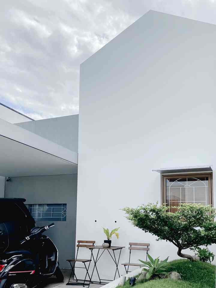 Fasad🍃

fasad part terpenting yang paling akan terlihat di depan rumah, setiap fasad rumah memiliki ciri khas masing-masing. untuk fasad kita memiliki konsep scandinavian dengan atap segitiga, atap segitiga memiliki kesan lebih menarik. dan memiliki ceiling yang tinggi, sehingga membuat sirkulasi udara dirumah semakin bagus. dan ditambahkan aksen jendela kecil minimalist.

memiliki fasad dengan model segitiga akan lebih terlihat luas, untuk luas tanah rumah ini memang tidak terlalu luas. tapi terlihat luas dari depan itu juga menjadi hal penting dan menarik.

#facadestyle #facadeideas #facadeinspiration #fasadscandinavian #fasad #facade #facadeinspo #facadeinspiratons #scandinavianhome