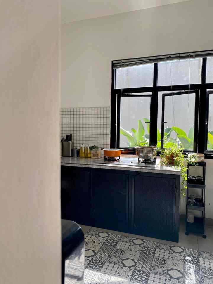 MY DREAM KITCHEN

Setelah 10th tinggal dirumah orangtua dan jarang sekali turun ke dapur untuk masak, akhirnya punya dapur sendiri dan sekarang lebih banyak ke dapur untuk memasak sehari hari. Karena dapur terbuka, sambil masak bisa melihat dan mengawasi aktivitas anak anak. 

#MydreamKitchen #KitchenIdeas #KitchenInspirations #Dapur #Bogor #Dapurlowbudget