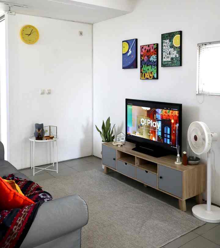 
Ruangan estetik dirumah ini adalah livingroom. Tempat berkumpul bersama keluarga. Tempat menerima tamu & tempat rebahan. Walaupun frekuensi menempatinya lebih sering dibandingkan ruangan lainnya, penataan ruangan ini dibuat senyaman mungkin terutama dari segi dekorasi. Perpaduan grey, white & wood untuk furnitur & colourfull untuk dekorasi lainnya agar ruangan lebih ceria.

Semoga menginspirasi 💫

#Liveslowlygoestobandung
#ruanganestetik
#livingroom
#dekorasiruangan
#inspirasidekorasi
#bandung