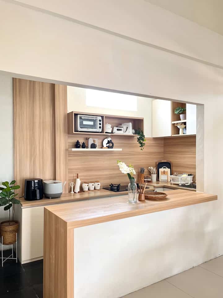 Dapur terang sudah jadi impian kami sejak dulu, dan kamipun baru saja mewujudkan dapur impian kami. Dengan menambah sedikit bukaan dari area dining room, dapur kami juga semakin terasa lega. Benar-benar renovasi yang sesuai harapan ✨✨ #MyDreamKitchen #KitchenIdeas #KitchenInspiration #dapurimpian #renovasidapur