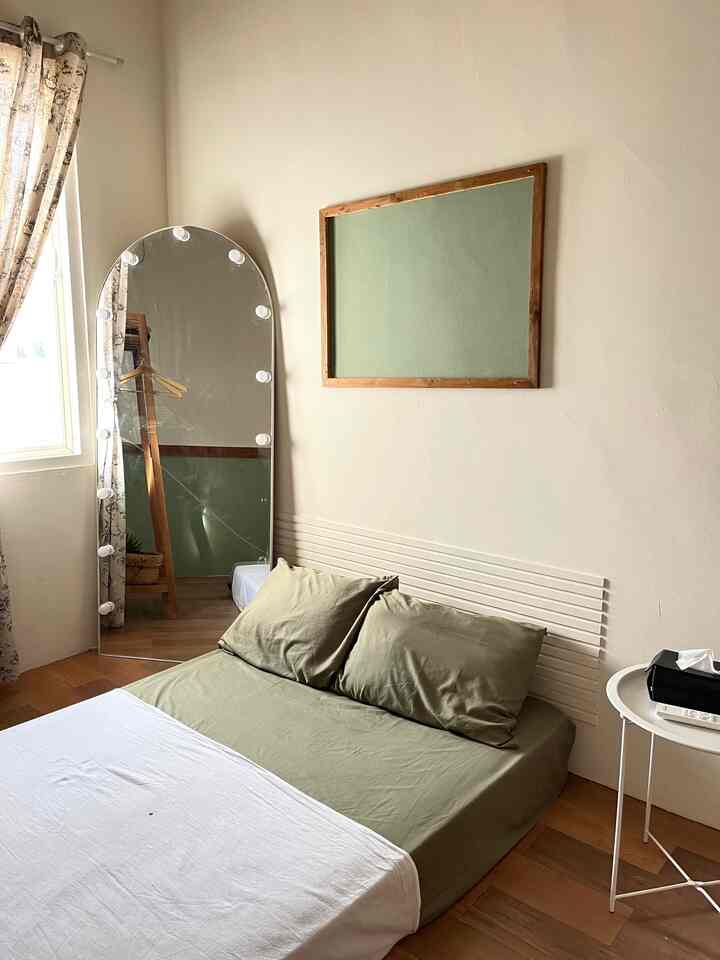 Kamar yang biasa aja tapi berasa nyaman bnget disini karena kasur lesehan hehe. Kamar ini jadi satu-satunya kamar yang ada gabungan cat tembok selain putih. Dan ternyata bagus- bagus aja loh ehhe

#BedroomStyle #BedroomIdeas #BedroomInspirations 