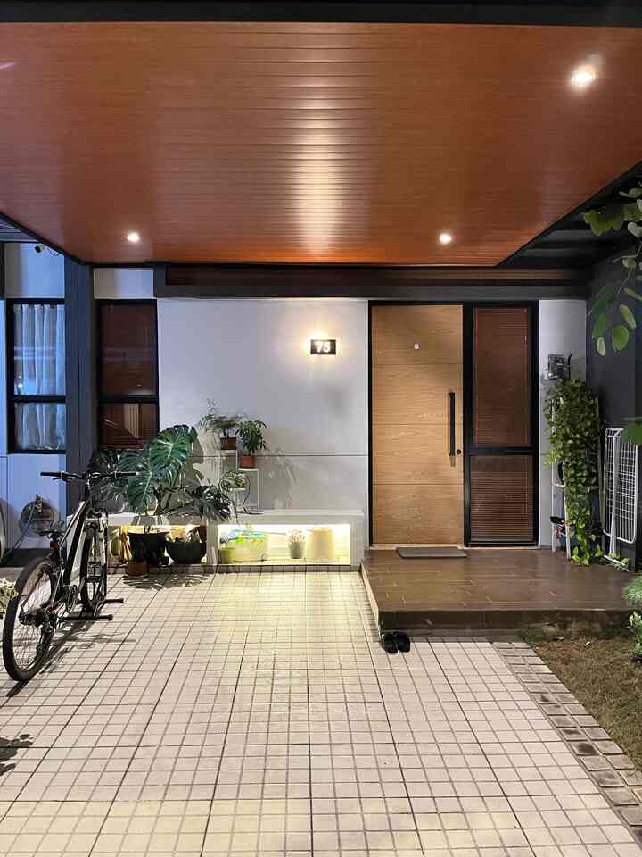 • Fasad versi 1 Lantai • 

Fasad ini udah banyak diubah.. fasad yang awalnya bawaan developer ini, sudah kami tambahkan bench, keramik carport, kanopi pvc dan pelebaran teras.

Kedepan ini akan banyak lagi yang ingin kami ubah! Tapi kita tunggu setelah 5tahun aja ya hahahha

#RumahDeveloper #RumahCluster #Minimalist #Japandi #Kibouichi #FacadeStyle #FacadeIdeas #FacadeInspirations