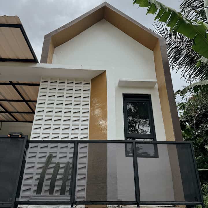 Facade with Scandinavian style that emphasizes triangular geometry and conwood elements, filled with decorative cowboy cactus plants 🍂🌵

#FacadeStyle #FacadeIdeas #FacadeInspirations #scandinavianstyle #minimalist #jabar #livewithkids