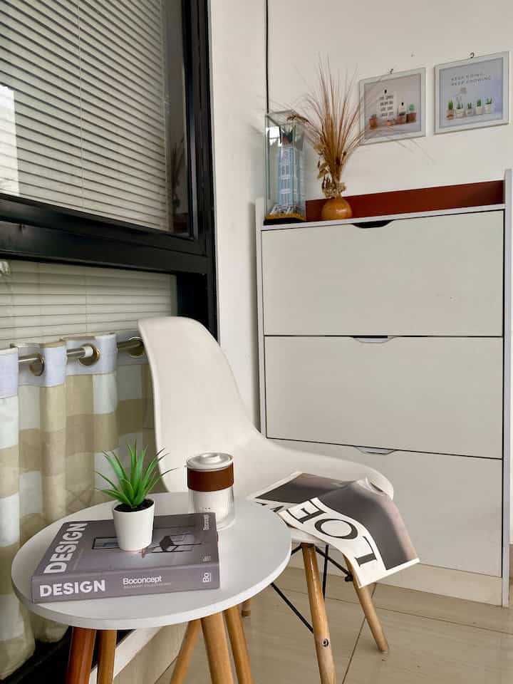 Teras minimalis ☘️

Ukuran terasnya cukup untuk meletakkan meja dan kursi serta rak sepatu yang senada supaya terlihat lebih rapi. 
Bisa untuk berasantai di pahi hari sambil baca buku dan minum teh 🍵

#terasminimalis #terraceminimalis #dekorasiterasrumah #rumahmungil #decorteras