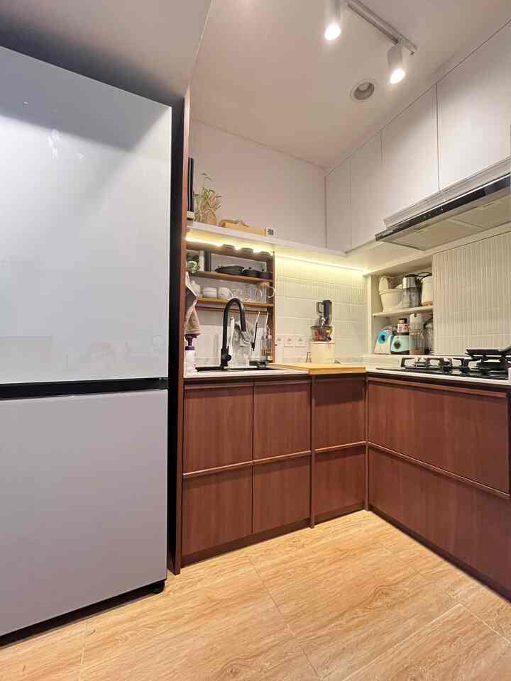 • Our Dream Kitchen •

Dream di kitchen ini adalah punya hidden storage!
Bukan buat gaya-gayaan tapi untuk mempermudah istri (yang petite) ini,, hahaha
Hidden storage bisa banyak menyimpan peralatan elektronik:
Sisi kanan : Tempat Beras, Pertepungan, bumbu2 kering, Juicer
Sisi kiri : Mixer, Choper, Choper kecil, Juicer, Slicer, Rice Cooker

Iyaaa alat elektronik ak sebanyak itu 😂 banyak dari pemberian juga.
Aku tuh lemah kalau dikasih orang, cenderung pasti aku simpen sih!

Dengan adanya hidden storage ini, jadi aku ga perlu ngambil- ngambil ke atas pakai tangga.
Storage atas bisa dimaksimalkan jadi gudang penyimpanan dan perdus2an.. storage bawah spacenya terbatas, jadi hanya untuk peralatan makan, peralatan masak, galon, gas, minyak2an, peralatan bersih-bersih.

Semoga menginspirasi ya!

#Kibouichi #HiddenStorageInspiration #KitchenwithHiddenStorage #HiddenStorageKitchen #MyDreamKitchen #KitchenIdeas #KitchenInspiration