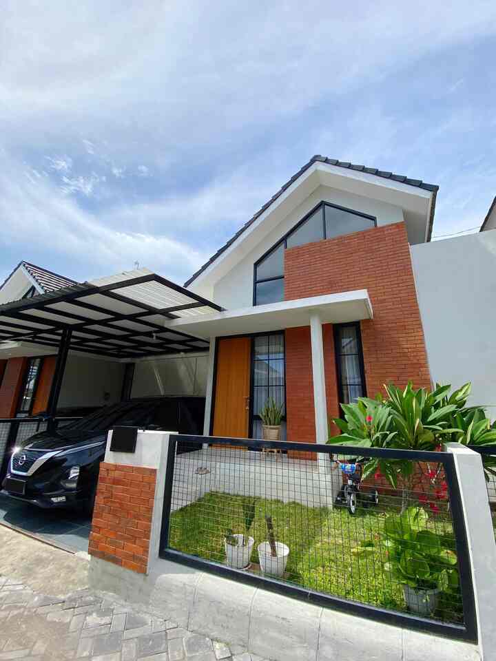 Fasad rumahku bertema industrial.
kenapa kok aku memilih tema ini? karena aku suka gayanya yg maskulin 🤎
nah utk mewujudkan tema ini, aku menggunakan ornamen batu bata tempel, lalu menggunakan pagar, kanopi & kusen pintu yg berwarna hitam..
selain itu aku jg menggunakan warna2 seperti dark grey untuk lantai carport dan motif cokelat kayu untuk pintu agar menambah kesan industrialnya..

tips dariku jika kalian ingin memakai tema industrial untuk fasad, kalian bisa memadukan warna antara hitam, cokelat muda tua, abu2 muda tua, merah batu bata, dan jg krem..
untuk aksesoris pendukungnya kalian jg bisa menambahkan coaster, batu bata ekspose, bebatuan, atau semen kamprot untuk dinding..
itu bisa membuat kesan industrialnya terasa bgt ☺️
semoga menginspirasi yah ✨

#FacadeStyle #FacadeIdeas #FacadeInspirations