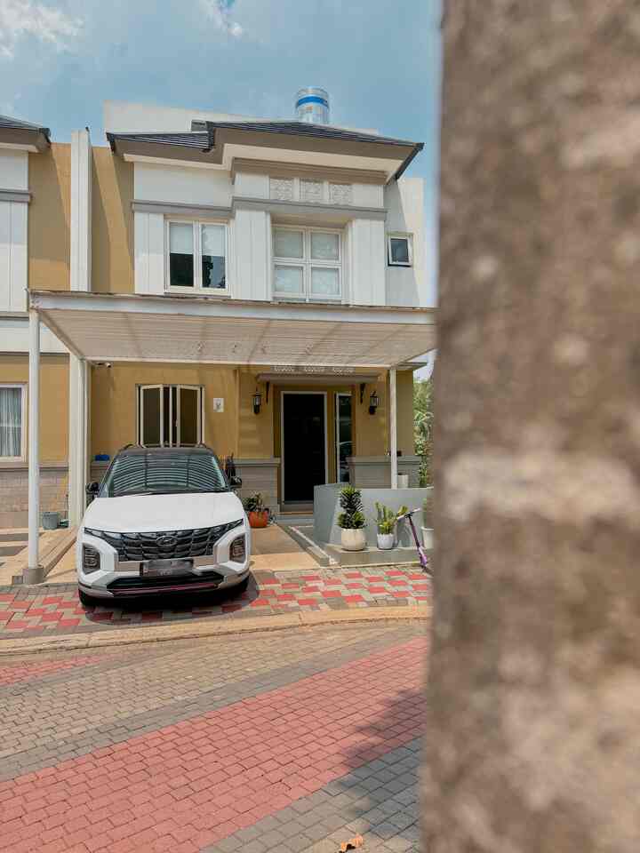 The facade of this house has not been changed from the developer's default, because that's not allowed... here we just added a canopy with a minimalist industrial concept and created a patio as a relaxing area.
#FacadeStyle #FacadeIdeas #FacadeInspirations #JapandiHouse #JapandiDesign