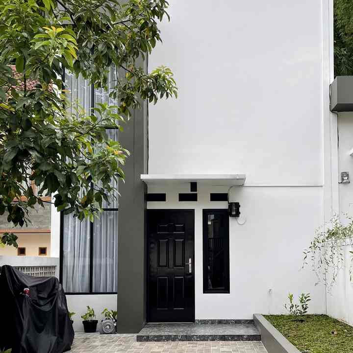 Before-After Fasad Rumah
Fasad di #rumahmaknaa memiliki model simple minimalis dengan perpaduan warna putih, abu-abu, dan hitam. 

Di tahun 2023 banyak perubahan di are fasad ini. Yang awalnya ada pohon dan tanpa kanopi jadi pakai kanopi. Jujur lebih suka tampilan fasad di foto pertama dan sedih banget harus tebang pohon demi pasang kanopi🥲🥲🥲. Tapi saat ini yang memang dibutuhkan adalah kanopi. 

Jadi beginilah tampilan fasad #rumahmaknaa saat ini yang kayanya sudah minta di cat ulang 🫣. 


#FacadeStyle 
#FacadeIdeas
#FacadeInspiration
#Minimalist #Tinyhouse 