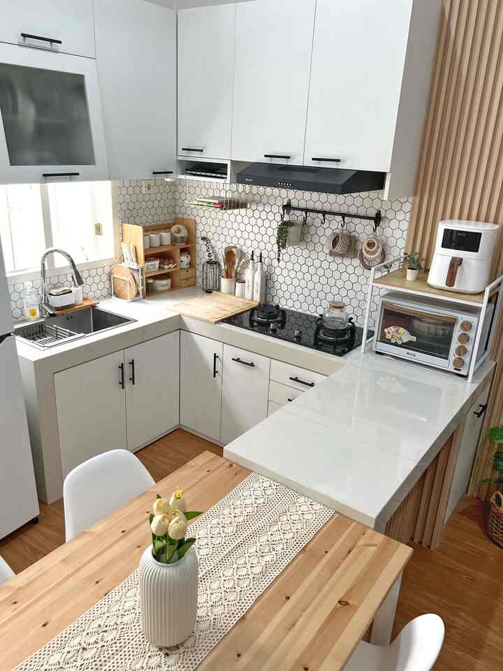
Perjalanan mewujudkan my dream kitchen from monochrome to earthtones

Slide 3 before 
Slide 1-2 after

MasyaaAllah, ini final look kitchen setelah hampir 3 tahun menempati rumah🤎 

Sejak awal aku pilih konsep open space untuk dapur, ruang makan dan ruang keluarga. Ruangan jd terkesan lega, cozy dan aku bisa memantau situasi ke segala arah🌼

Dapur U-shaped ini luasnya 2x3 m dan dibagi menjadi 3 area (prep, cook, serve). Meski tanpa sekat tapi harus terlihat estetik karena dapur ini berhadapan dengan ruang tamu, jadi bisa tetap rapih dilihat dari angle manapun 

Setelah 2 tahun, Oktober kemarin aku memutuskan untuk ganti accent wall hexagon dengan wallpanel karena tones kekayuan lebih cocok dengan lantai vinyl yg sudah dipasang sebelumnya. Vibes ruangan auto terlihat lebih warm & cozy

Selain lantai dan dinding, aku juga mengganti meja makan hitam putih dengan putih kayu. Semua perintilan seperti rak, oil bottle, storage dll kupilih warna white & wood supaya warnanya netral dan serasi dengan ambiance ruangan

Aku banyak menemukan inspirasi mendekor dapur dari pinterest dan tentu saja dari creator homedecor. Perubahan ini tidak terjadi secara instant, perlu proses untuk mewujudkannya

Tips untuk mewujudkan dapur impian bisa dimulai dari hal yang menurut kita urgent untuk diganti. Rencanakan dengan matang supaya tidak menyesal dan kumpulkan budegt sesuai dengan kemampuan kita. Aku memulainya dari memasang vinyl, lalu ganti meja makan dan terakhir pasang wallpanel

Semoga tipsnya bermanfaat 🤎

#kitchen #dapur #mydreamkitchen #kitcheideas #kitcheninspirations