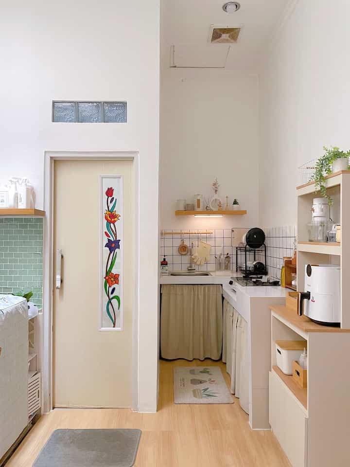 Dapur impian ?
Secara ukuran dapur ini belum ideal untuk jadi dapur impian
Tapi dapurku yang sekarang juga hasil kerja kerasku dari mulai makeover menggunakan stiker
Sampai pelan-pelan mengisi printilan dekor sampai sperti sekarang 🥰
Owh iya karena saat renovasi rumah ini aku belum tau dunia homedecor jadi keramik sebelumnya terlalu ramai dan gak match

Akhirnya aku makeover backsplash dan top table nya menggunakan stiker, dan aku suka banget dengan dapur mungilku😍

#mydreamkitchen #kitchenideas #kitcheninspiration #dapurmungil #roommakeover #makeoverlowbudget