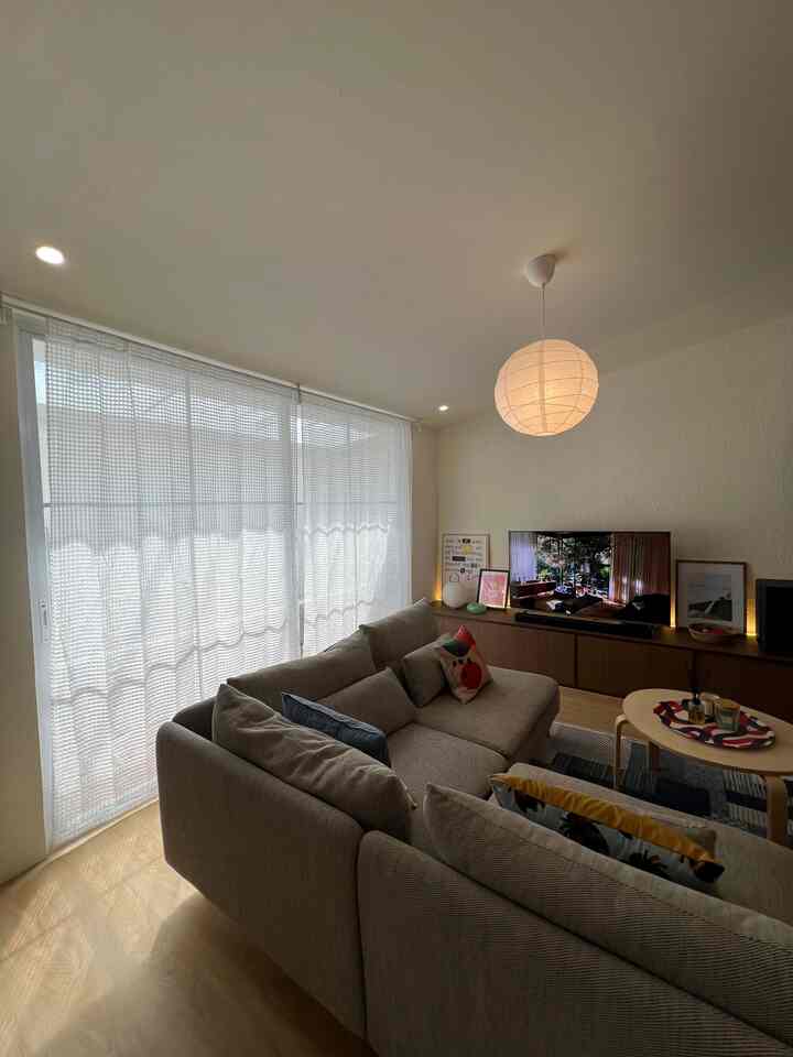 Salah satu kunci agar ruangan terasa besar dan luas: bukaan cahaya yang besar! 😁 #LivingRoom #NaturalLight #LivingAlone #BrightRoom #RoomDecor