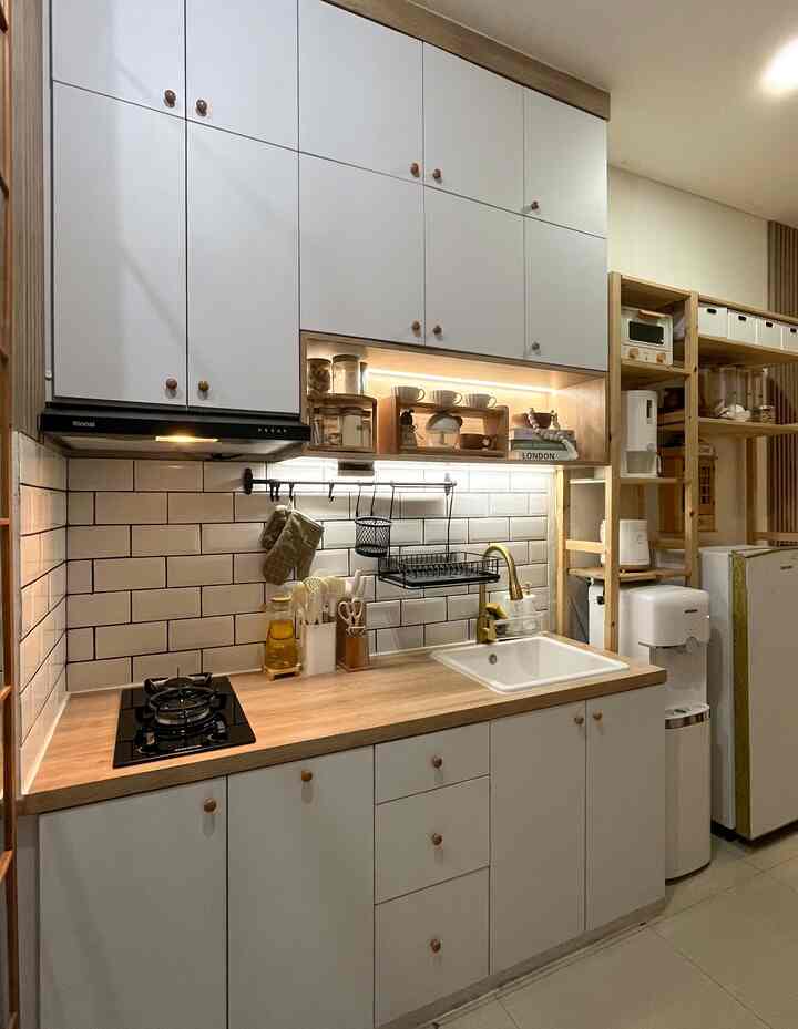 My Dream Kitchen

Aku punya space yang sangat minim untuk area dapur, oleh karena itu aku benar benar memikirkan dengan cermat dalam melengkapi dapurku. Aku punya dua prinsip dalam mengisi dapur:
1. Setiap barang harus punya “rumah” 
2. Setiap barang sebisa mungkin selain fungsional tapi juga harus punya nilai eststika

Dapurku sendiri selain berfungsi untuk tempat memasak, tapi juga berfungsi sebagai dekorasi di rumah dengan adanya beberapa pajangan yang diletakan di dapur. 

Untuk menciptakan dapur impianku, aku mencari inspirasi dari berbagai sumber, salah satunya dari Ohouse, dimana banyak sekali inspirasi tentang cara menata ruangan dengan baik. 


#MyDreamKitchen
#KitchenIdeas
#KitchenInspiration
#RumahCluster
#DapurSederhana
#Bekasi