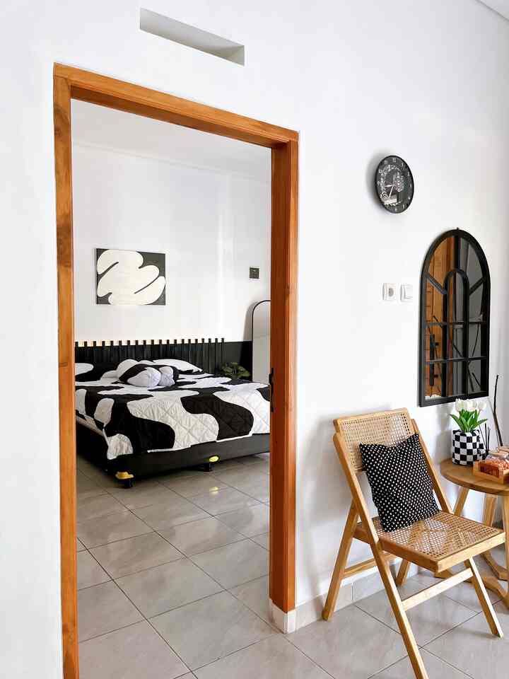 Kamar estetik versi aku. Kamar monochrome yang sederhana tapi inilah impian aku. Dengan memakai headboard hitam hasil DIY kamar ini terlihat lebih elegan. Sengaja tidak ada lemari baju d kamar ini agar kamar terkesan lebih luas.

#LiveSlowlyGoesToBandung #bumigerrd #kamartidurmonochrome #kamartidurminimalis #dekorasikamartidur