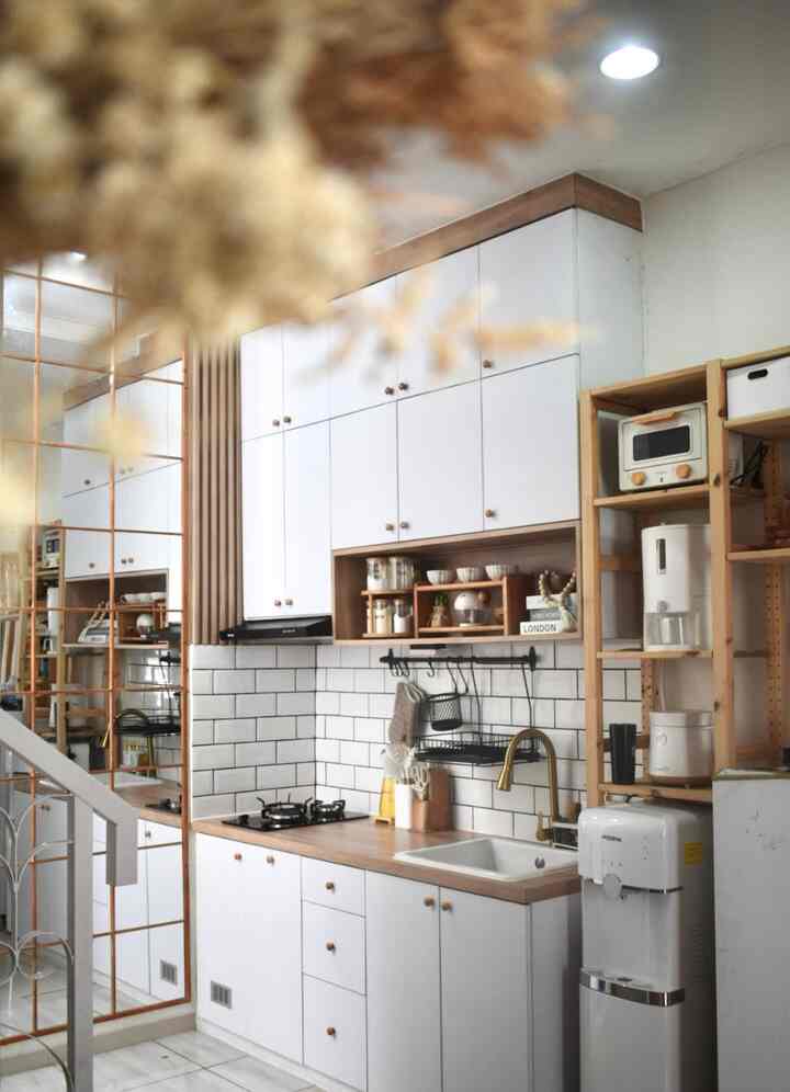 Ruangan yang menurutku paling estetik di rumahku adalah dapur, karena untuk saat ini dapurku menjadi satu satunya ruangan yang dekorasinya maksimal.

Menurutku dapur adalah jantungnya rumah, sehingga dalam proses mengisi rumah aku lebih dulu memfokuskan dapur dibanding ruangan yang lainnya. 

Karena hampir sebagian besar aku menghabiskan waktu di dapur, maka aku membuat dapurku senyaman mungkin, aku membuat dapurku agar bisa maksimal baik dari segi fungsi maupun dari segi estetika.

#LiveSlowlyGoestoBandung
#RuanganEsetetik
#DapurEstetik
#KitchenInspiration
#KitchenIdeas