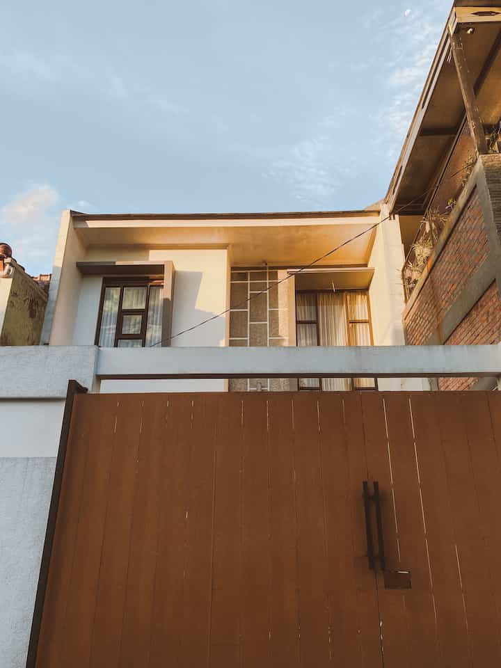 Facade
—
There's not much that can be said about the developer's default facade, the only thing that was changed was the fence area, made taller to make it more private 🤎
—
#FacadeStyle
#FacadeIdeas
#FacadeInspirations
#WhiteandWood
#Bandung
#developerhome