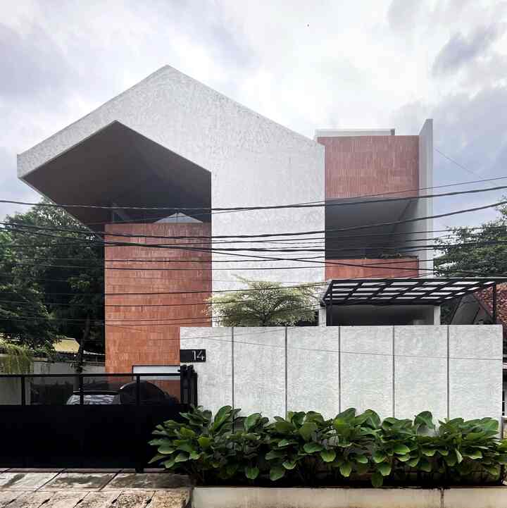 Ini adalah facade dirumahpojok. Rumah ini dibangun sekitar tahun 2022. Awal mula nya rumah kami bentuk atapnya rata seperti tren rumah modern masa kini, tetapi karena menginginkan feel bentuk atap rumah yang klasik maka arsitek kami mengganti design atap rumah yang segitiga dan menjadikannya sedikit lebih unik😃. Style facade rumah ini mengusung tema modern tropical tetap clean, unik, asri dan hangat.
_
#FacadStyle
#FacadeIdeas
#FacadeInspirations
#dirumahpojok
#homeinspo
#moderntropical