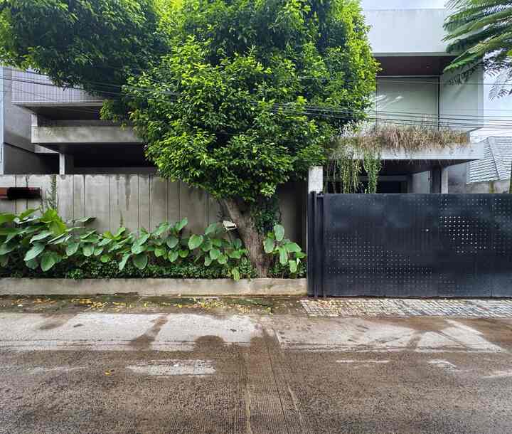 -facade-
 Mengusung tema modern contemporary yg didominasi dengan unfinished wall kita menginginkan rumah yg nyaman serta asri.
dengan material yg serba unfinished dan plafon warna kayu, serta pencahayaan warm white, sering sekali rumah ini di kira bukan di jakarta lho…
#FacadeStyle
#FacadeIdeas
#FacadeInspiration
#jaksel
#Facade

