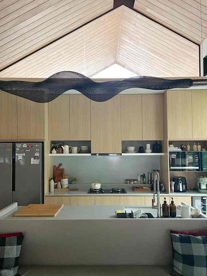 Selamat datang di dapur satu garis ku. Semua peralatan yang sangat sering digunakan aku taruh di samping kompor seperti sutil kayu, ninyak dan bumbu utama agar mudah di akses nya. Untuk lemari di atas dapur tempat menaruh peralatan yang jarang digunakan aku menyiapkan bangku tangga sehingga jika memerlukan sesuatu di lemari atas dapur, bisa menggunakan bangku tangga dengan mudah. Untuk bumbu dapur lainnya aku simpan di laci menggunakan satu wadah yang seragam agar terlihat rapih dan tetap efisien dalam menggunakannya.
_
#MyDreamKitchen
#KitchenIdeas
#KitchenInspiration
#dirumahpojok
#DapurSatuGaris
#KitchenInspo