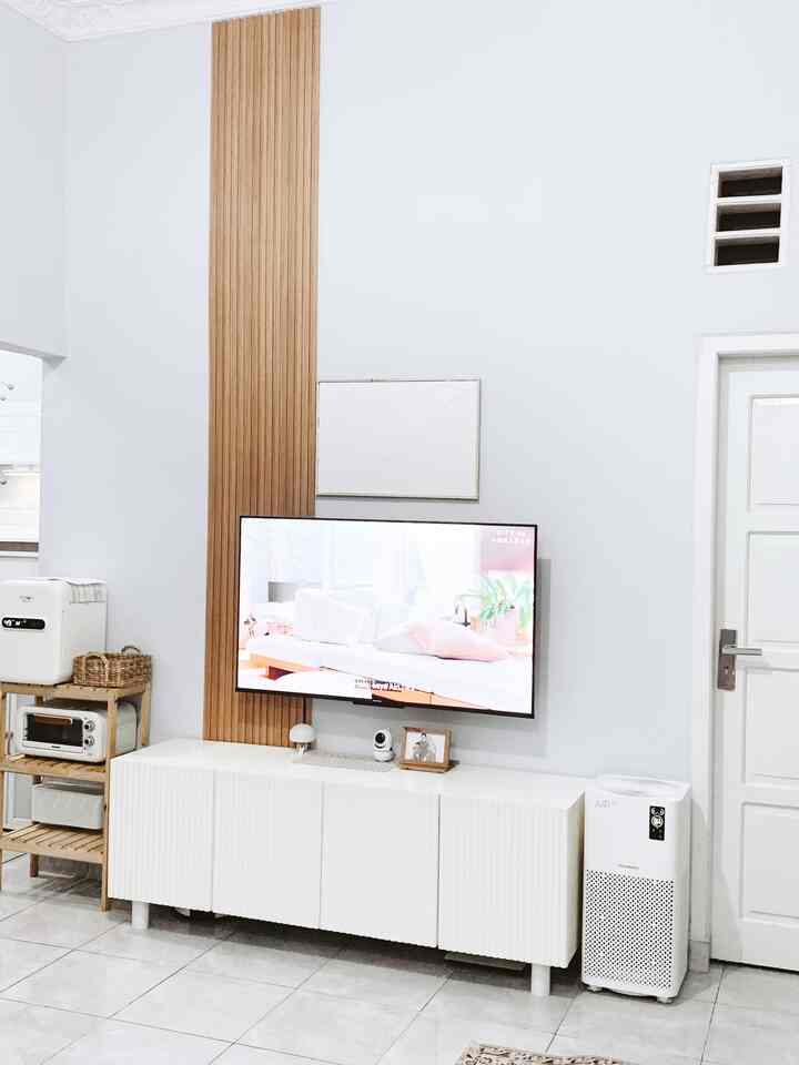 Decorative items yang aku pake di ruang keluarga ini masih yang simple aja sih biar ga terlalu rame gitu, biar tetap simple minimalist walau kadang tetep banyak juga maunya😆 temanya tetep sama white and wood gitu biar terkesan rapi dan estetik🥰

#FamilyroomStyle
#FamilyroomIdeas
#FamilyroomInspirations