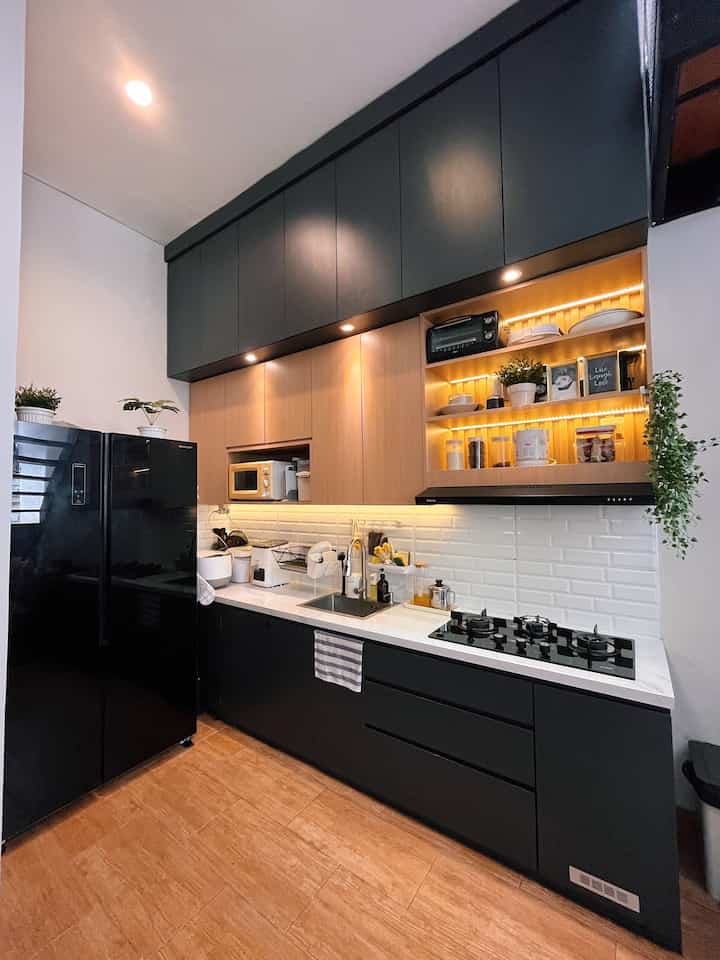 ✨ DREAM KITCHEN✨ 
Tema rumah industrial, pastinya warnanya juga pengen menyesuaikan. Perpaduan coklat+hitam+putih yg tidak melenceng dri tema rumah. (Semoga konsisten 🤪) 
Berawal dari nabung sedikit2, lama2 berhasil juga bikin kitchen ini. 
Pemilihan material, warna, dipilih baik2 supaya puas dengan hasilnya. 
Ada blank spot disana yg tidak bisa terjamah orang, kita maksimalin dengan naro peralatan dapur supaya tempatnya ga mubazir. 

Semoga bisa jadi inspirasi temen-temen yaa 🫶🏻🫶🏻 

#mydreamkitchen #kitchenideas #kitcheninspiration #dapurminimalis #dapurindustrial #rumahminimalis #kitchen #diningroom #industrialhouse 