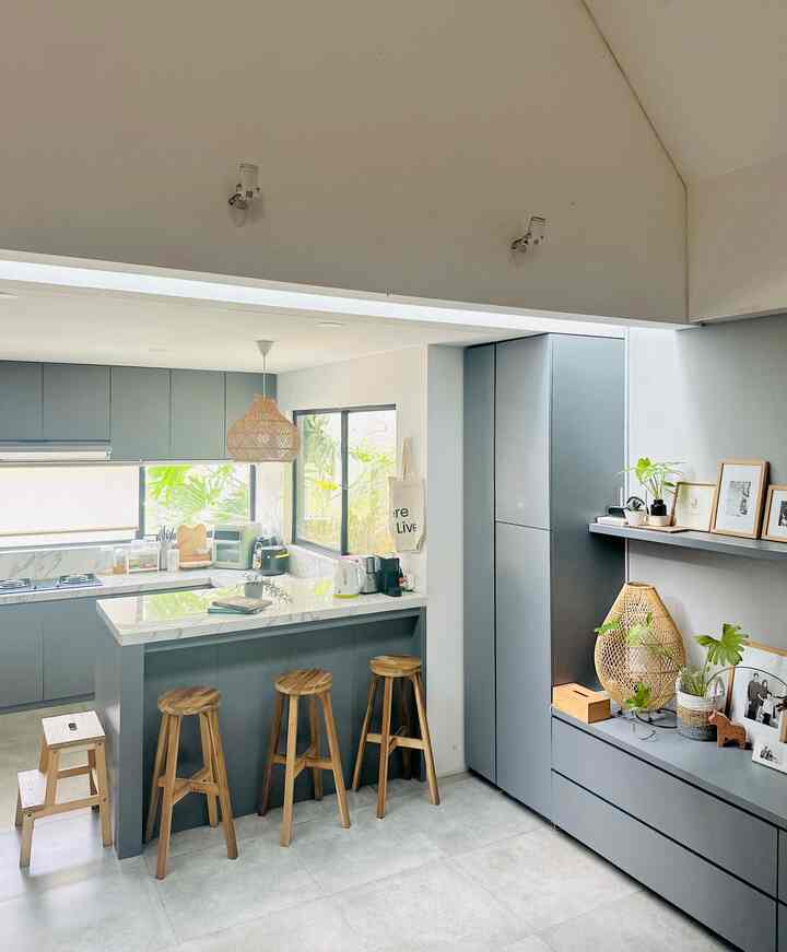 • DREAM KITCHEN •
Sedikit cerita tentang dapur impianku. Sejak dulu aku selalu menginginkan dapur dengan area island / bar, karena membuat dapur menjadi terlihat mewah dan lehih estetik. Disini aku akan spill tentang furniture & benda dekorasi apa saja yang aku gunakan untuk mewujudkan dapur impian aku. Semoga bermanfaat 😊

#mydreamkitchen #kitchenideas #kitcheninspiration #kitchen #scandinaviankitchen #scandinavianhouse #kitchendesign