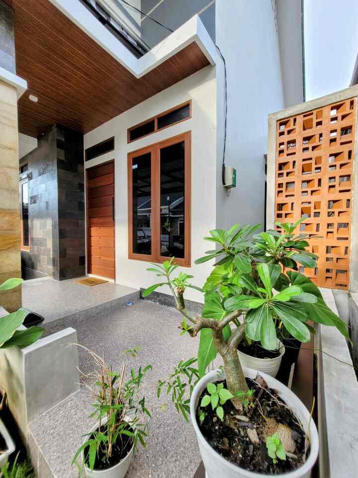 Menyatu dengan keindahan tropis Bali, fasad rumah ini menciptakan harmoni antara suasana yang eksotis dan elemen maskulin. Batu alam yang kokoh, roster yang elegan, dan sentuhan kayu yang hangat memberikan karakter unik pada desain ini. Suasana tropikal yang memikat dan kejantanannya yang mencolok menciptakan rumah yang tak hanya nyaman, tapi juga memikat mata. 🌴🏡✨ #DesainRumah #SuasanaTropis #MaskulinElegan #FacadeStyle #FacadeIdeas #FacadeInspirations