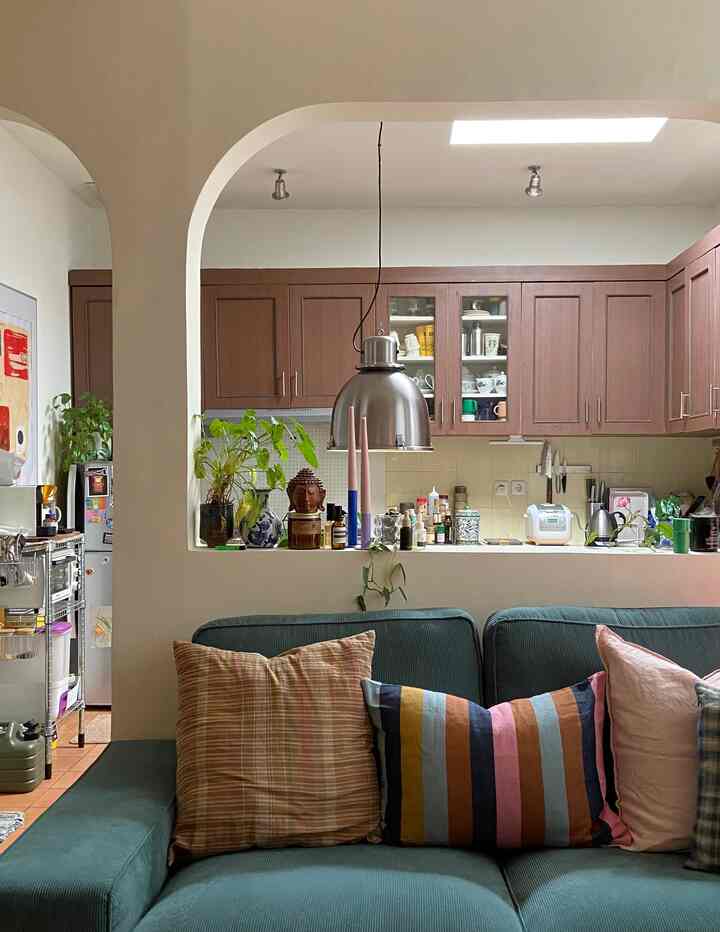 Pemandangan dapur dari ruang tamu kami. Menyukai keterbukaan dapur kami dan bagaimana lengkungan membingkai ruang

#DapurImpianku
#ide dapur
#inspirasi dapur