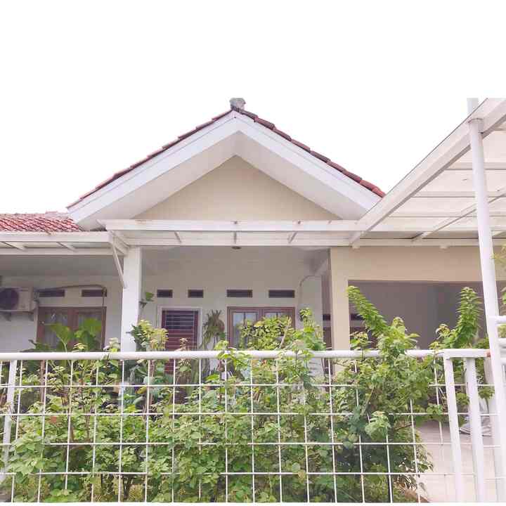 Fasad Rumah.

Rumah ini adalah rumah bekas, struktur bentuk fasad sama sekali tidak ada perubahan. Untuk membuat tampak baru aq hanya mengganti warna cat & menambah kanopi.

Jujur q masih suka bentuk fasad ini yang masih original, karna belum serasa perlu untuk di ganti bentuknya. Hal ini juga menghemat budget pengeluaran saat mempercantik hunian ini. Fasad ini terlihat sederhana, humble, juga minimalis. Pagar pun aq sengaja buat rendah, agar masih bisa menikmati hijau2 pepohonan di depan rumah. Semoga ini be memberikan inspirasi untuk teman2 😊.

#facadestyle #facadeideas #facadeinspiration #interiorrumah #fasad #fasadrumah #inspirasifasad #rumahsederhana #bogor #eksterior #pagarrumah