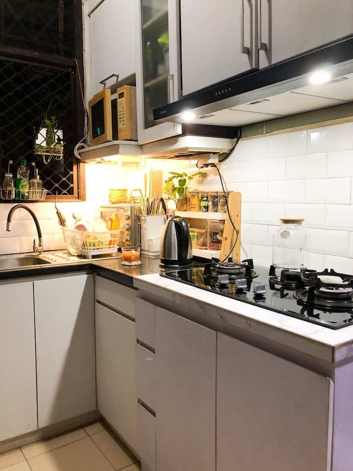 夜の我が家のキッチン。このキッチンが楽しいです。小さい。ホーミー。暖かい。夢のキッチンはありますか？ ❤️もありますが、その夢が叶うまでは、今あるものを楽しみましょう、愛情たっぷりのお料理で十分です❤️ 温かい生姜を飲みに立ち寄ってみましょう😁

#myDreamKitchen #Kitchenideas #kitcheninspiration #bohoscandi #homedecor #cozykitchen #catlover